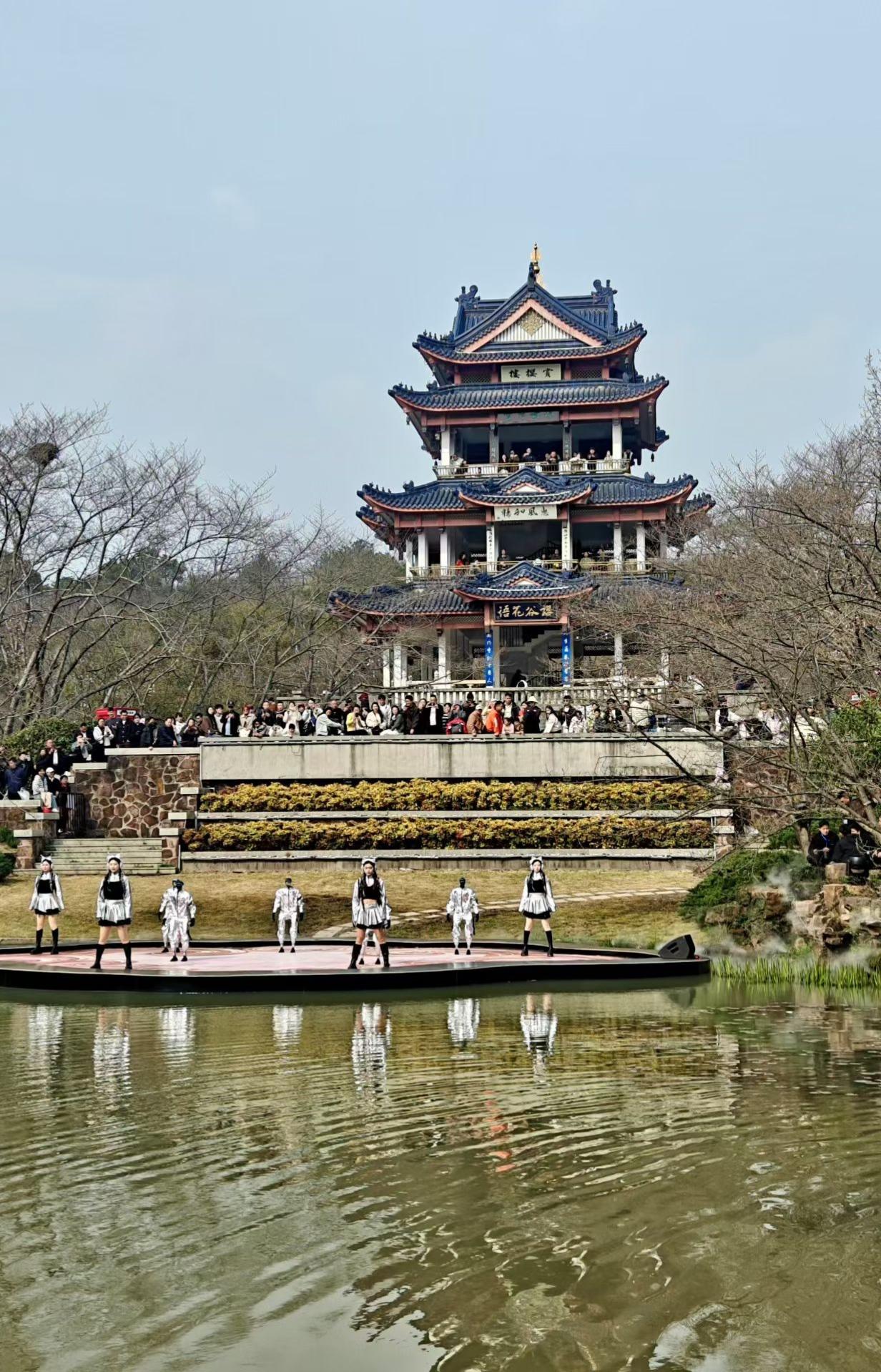 2. 春水映古楼，花开伴欢歌。眼前是景，耳边是乐，这一刻的春日美好，都定格在镜头