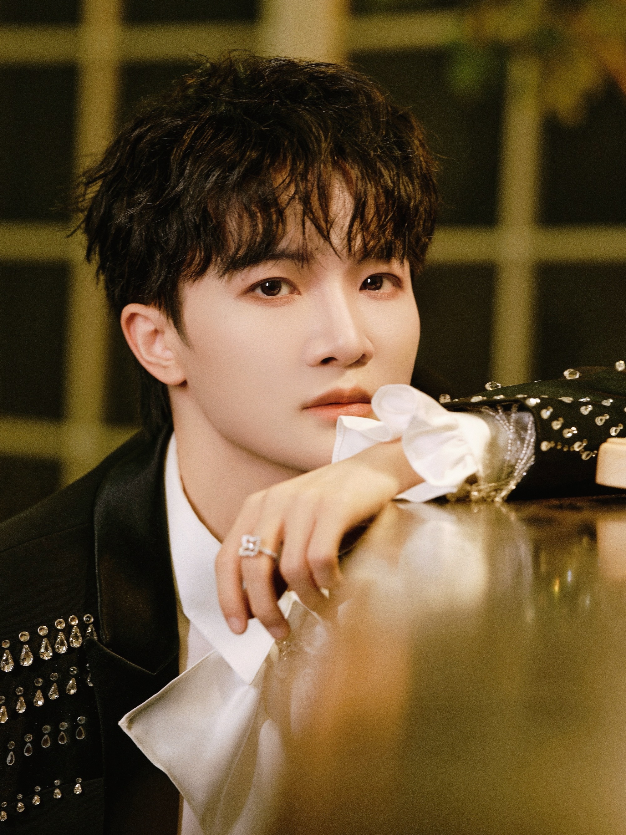 这眼神也太勾人…… 