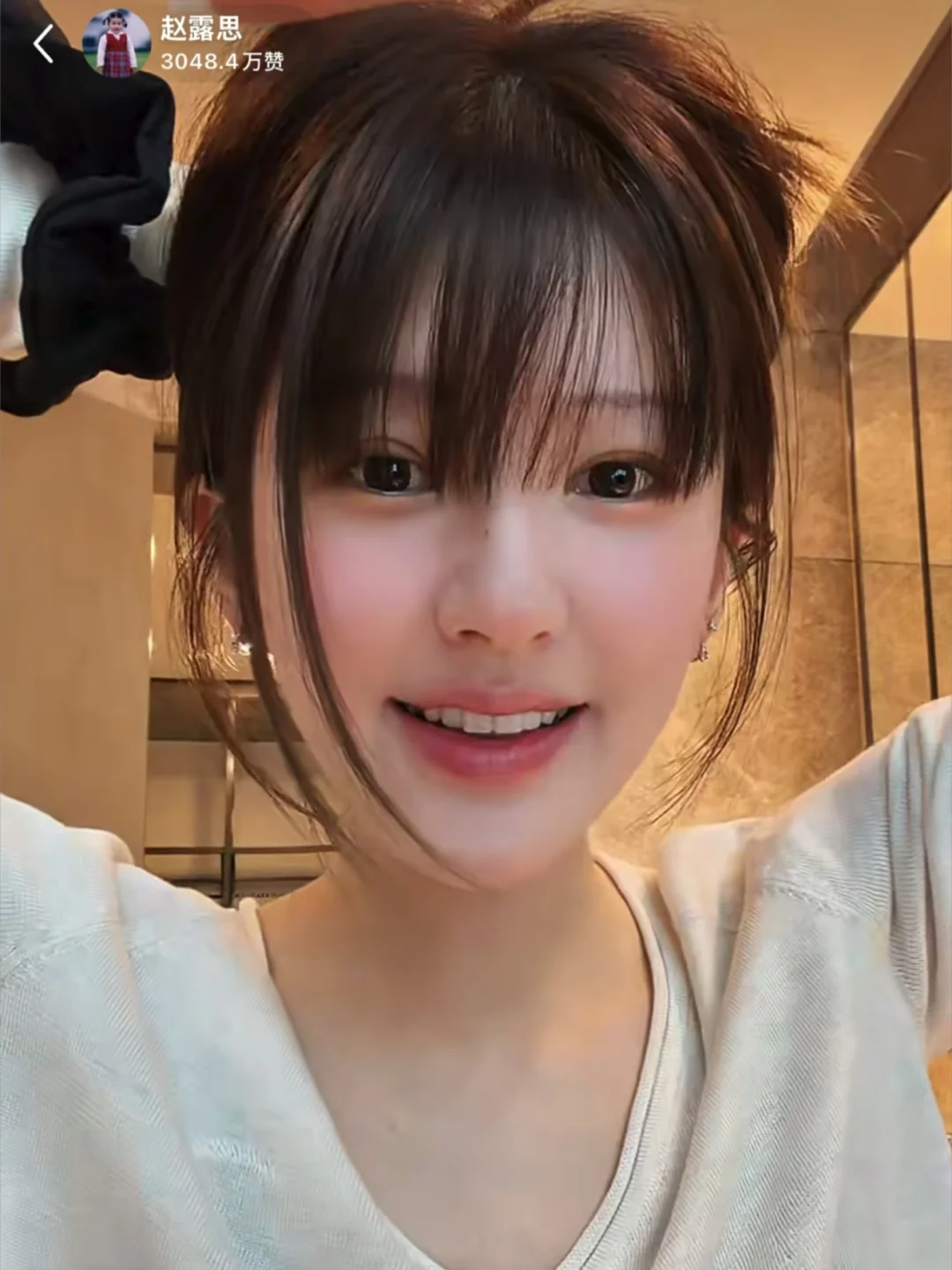 可她明明眼里含泪