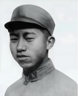 1943年春天，19岁的女译电员和一名男科长同去延安，但在路上，她发现这名男科长