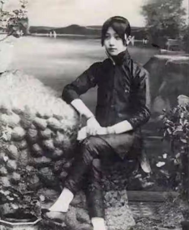 1949年，解放军马上要打进上海，杨虎接到毛人凤的暗杀密令，准备除掉民盟领袖张澜