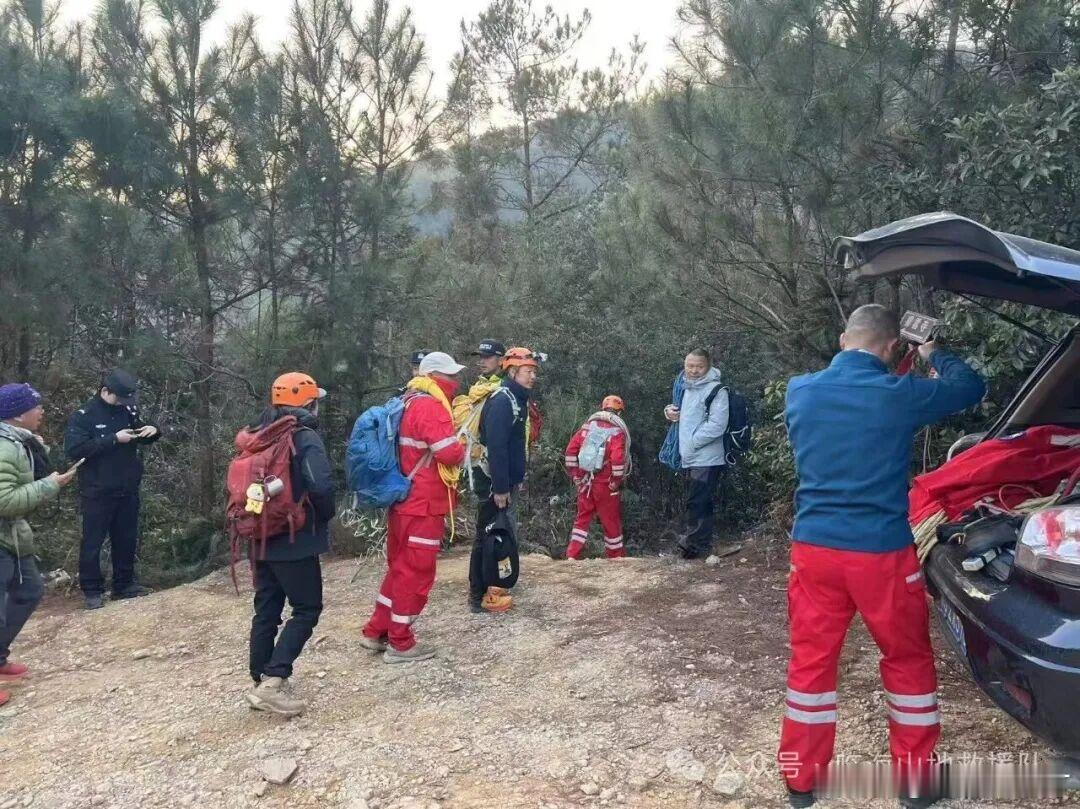 临海救援队寒夜五小时营救被困驴友 深夜深山险象生，临海救援队逆向而行！五小时与寒
