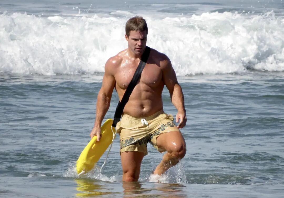 今年45岁的加拿大演员Stephen Amell（史蒂芬·阿梅尔），凭借硬朗身材