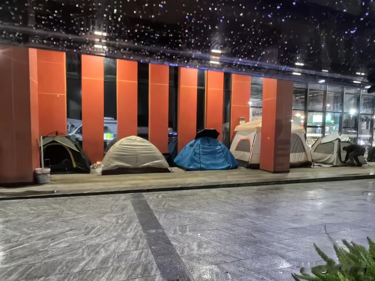 国庆假期你说旅游住帐篷也就算了，
这高速服务区怎么也搭上帐篷了，
外面还有点小雨