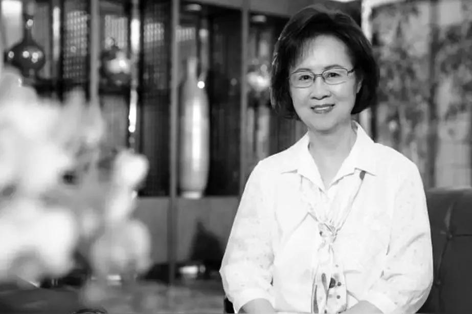 听闻琼瑶先生离世，我霎时领悟到一个深刻的真谛：先生并未真正离去，他的形象虽逝，但