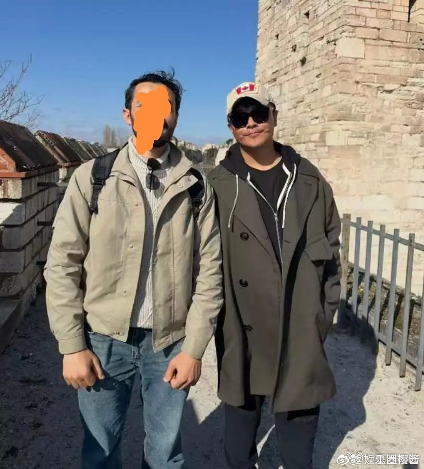 偶遇陈思诚与女友阮巨土耳其游玩陈思诚带女友阮巨土耳其游玩 抛开导演和演员的公众身