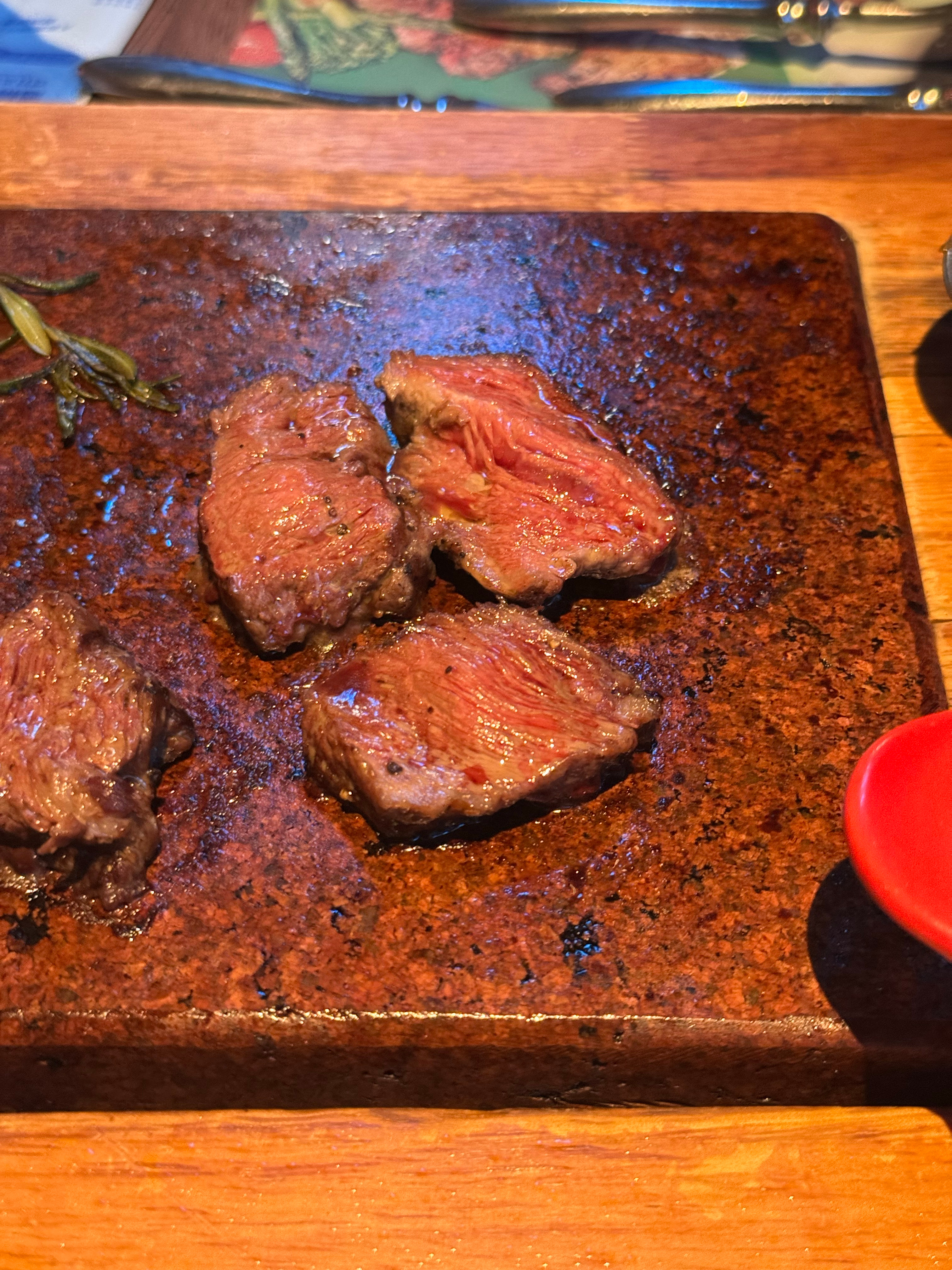 跟小哈将碰头一顿晚饭吃了四个多小时真高兴服务员一掀盖说这是三分熟高档牛排我们说 