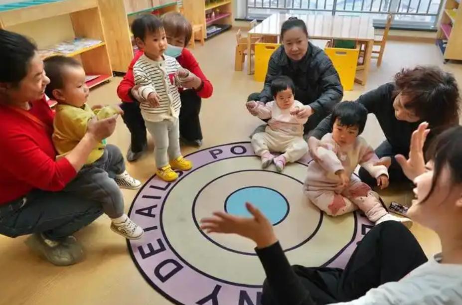 托育机构建了，家长还是不买单。
 
全国已有12.6万家托育机构、666万个托位