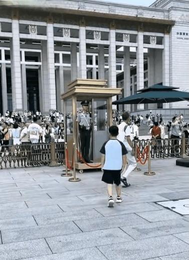 “下一秒却哭了起来”——因为那个军礼，不仅回给了他，更回给了他心中的整个国家。