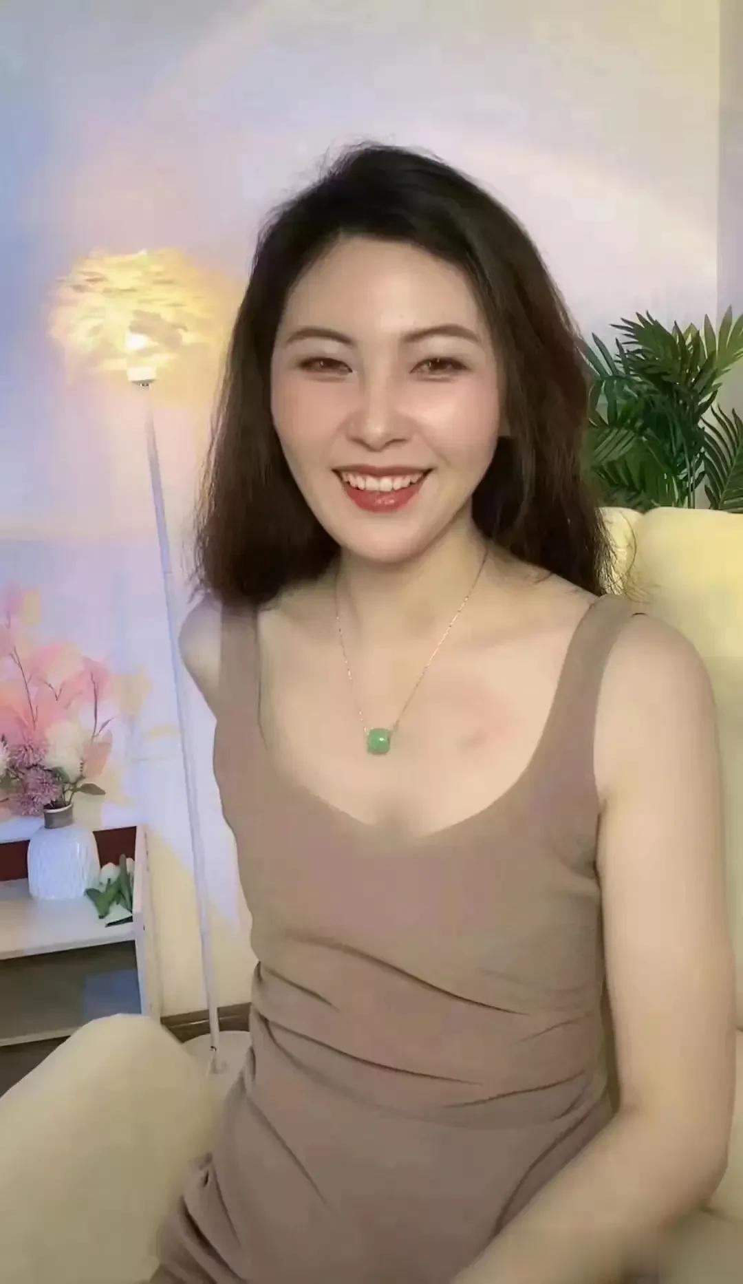 突发，江苏选美曝性丑闻，一女生落选冠军发飙，脱高跟鞋砸评委，大骂，你个臭流氓，太