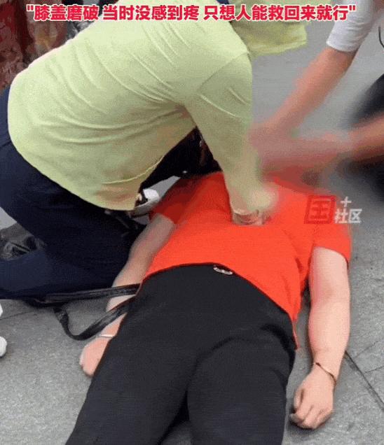 泪目！2024年上海火车站南广场，一中年男子陪着妻子走路，突然她毫无预兆地倒在了
