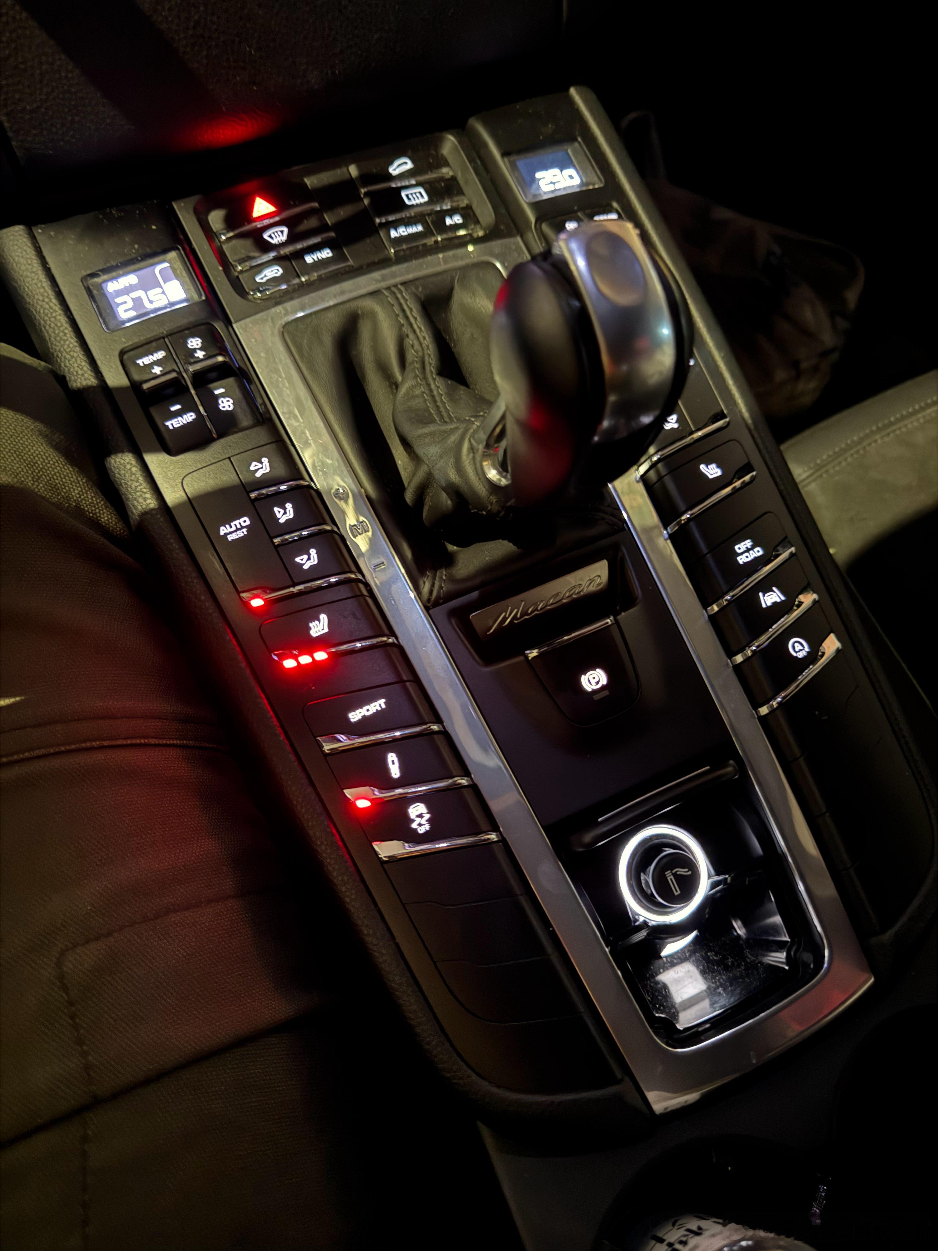 好久不开了，物理按键如此之多的控制区，其实也是需要记忆的，我还是觉得好用的语音控