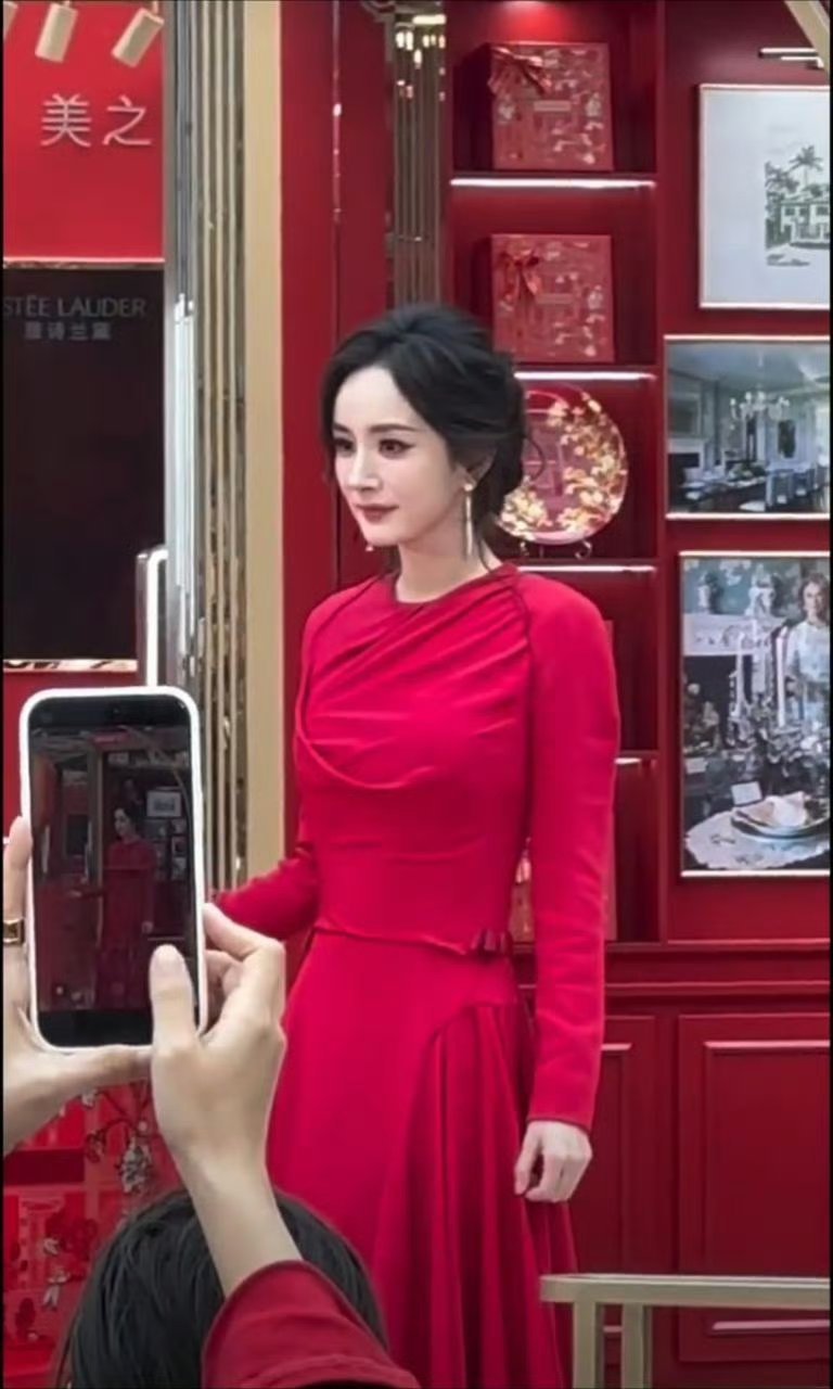 杨幂赵丽颖活动生图来看看『爆剧女帝 时尚女王 长红顶流』杨幂💖和『2.0在人间