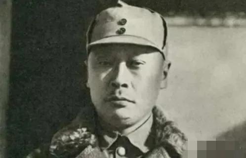 1941年，国军团长准备投奔新四军，谁知夜里却被暗杀，被捅了3刀，却没死。杀手走