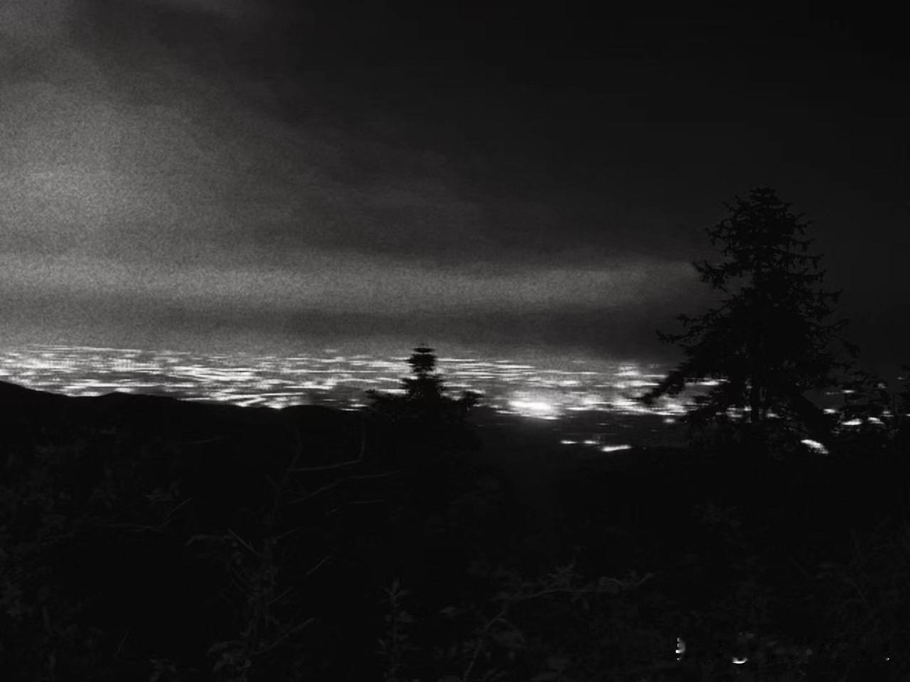 她叫江帆
我们认识的时候是在去年秋天，晚上一圈人聚集在ktv,她坐在靠墙角的沙发