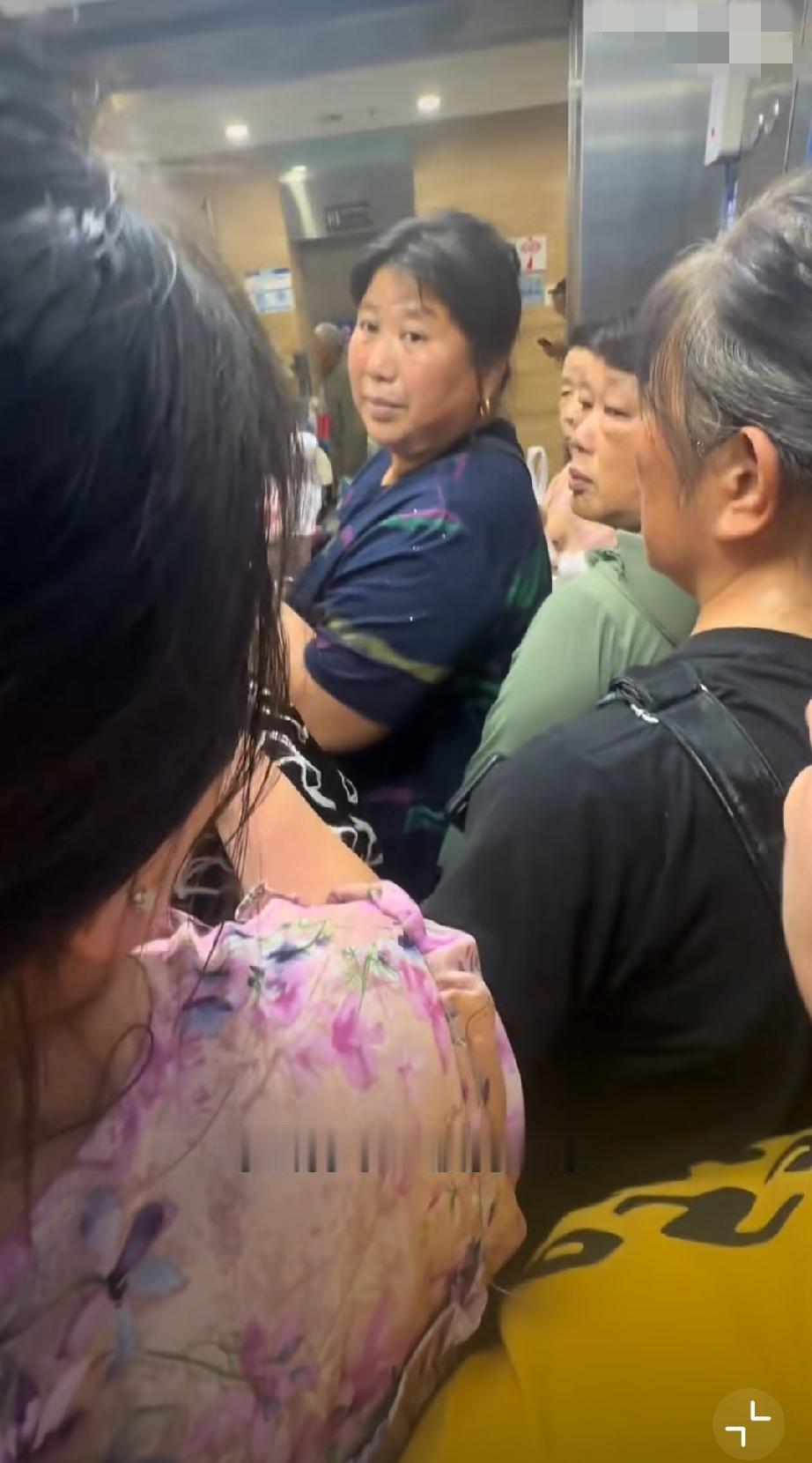 群女电梯，争执不下无法运行，最后还是最先进去的男外卖员做出让步。。。电梯尴尬症 