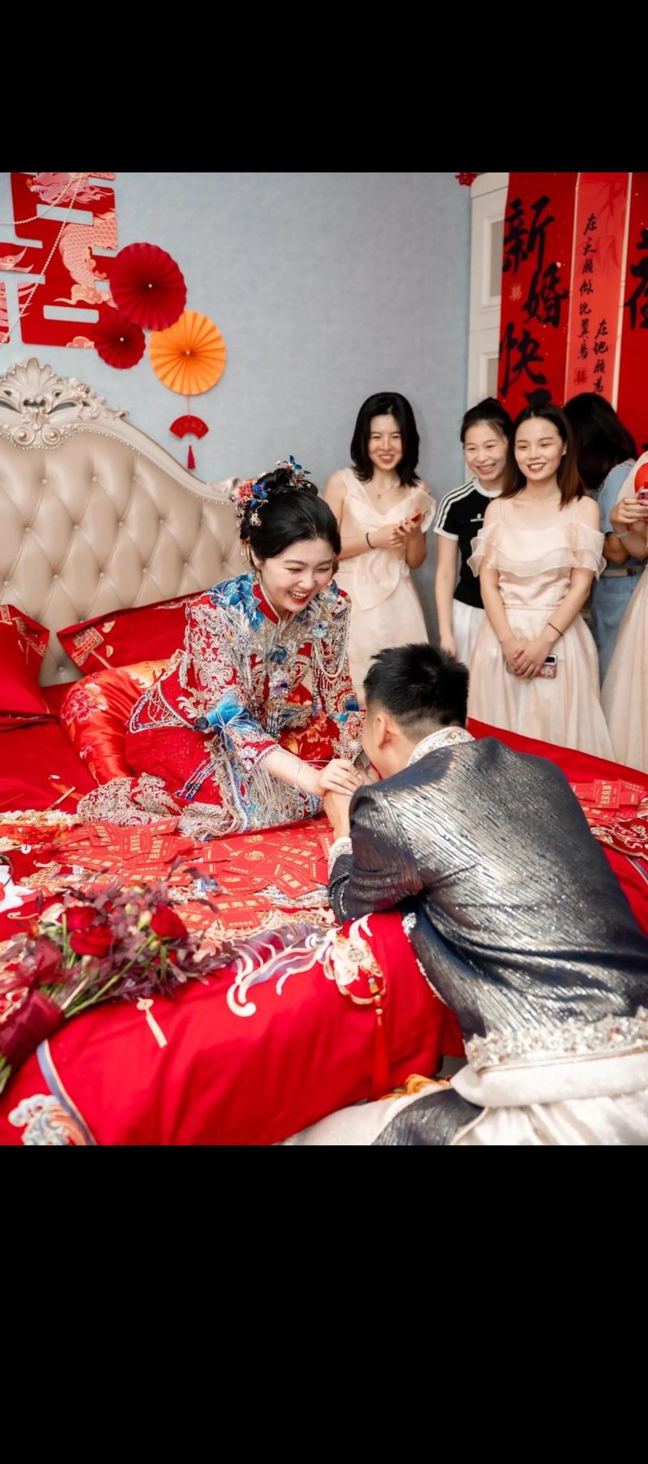 遵义一对新人的婚礼太 “社死”了，换完漂亮、奢华的敬酒服重返婚礼现场，20多桌客