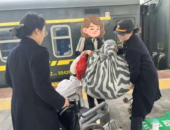 暖新闻[超话] 4月1日，周口站客运值班员李岑、客运员宋冰帮助旅客提拿行李，护送