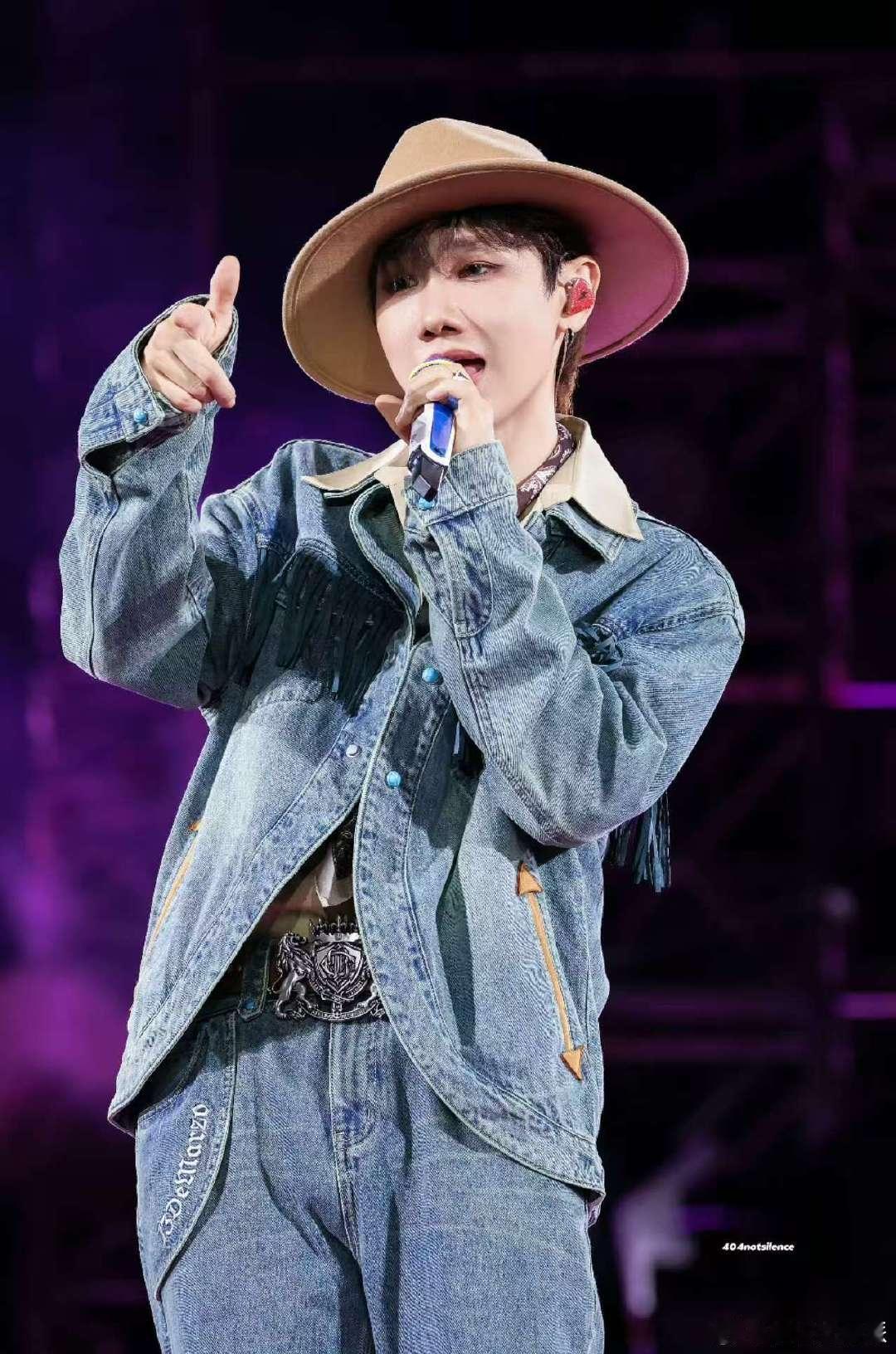 谁能拒绝牛仔风的汪苏泷！做旧牛仔衣配同系列流苏裤，宽檐帽一戴自带松弛氛围感，耳饰