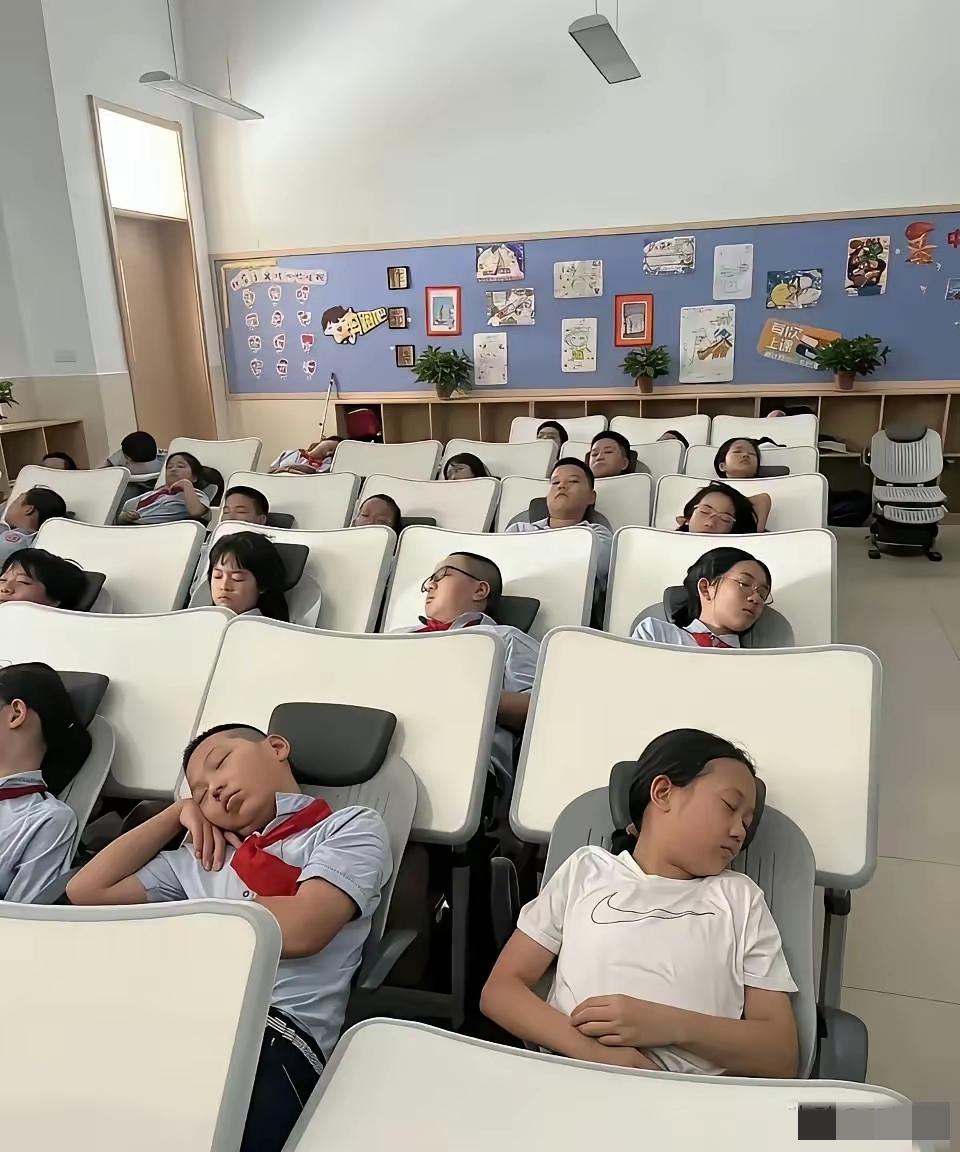 看到这样的课桌椅真替孩子们感到开心！为学校校长点个大大的赞！[赞]