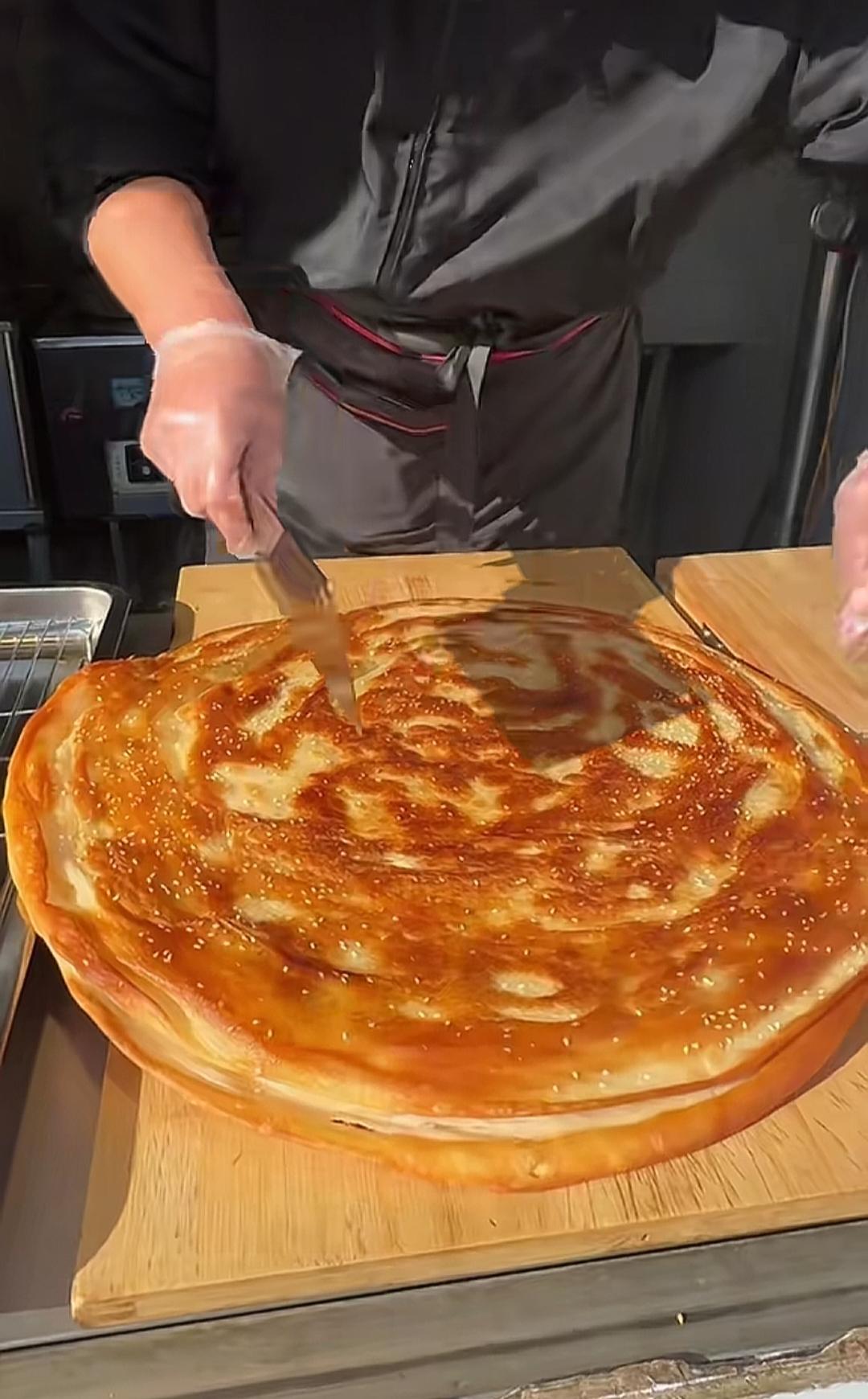 最近发现在威海黄家沟市场的这种“香酥蛋饼”挺火的，看着老板切这种饼时发出那种酥脆