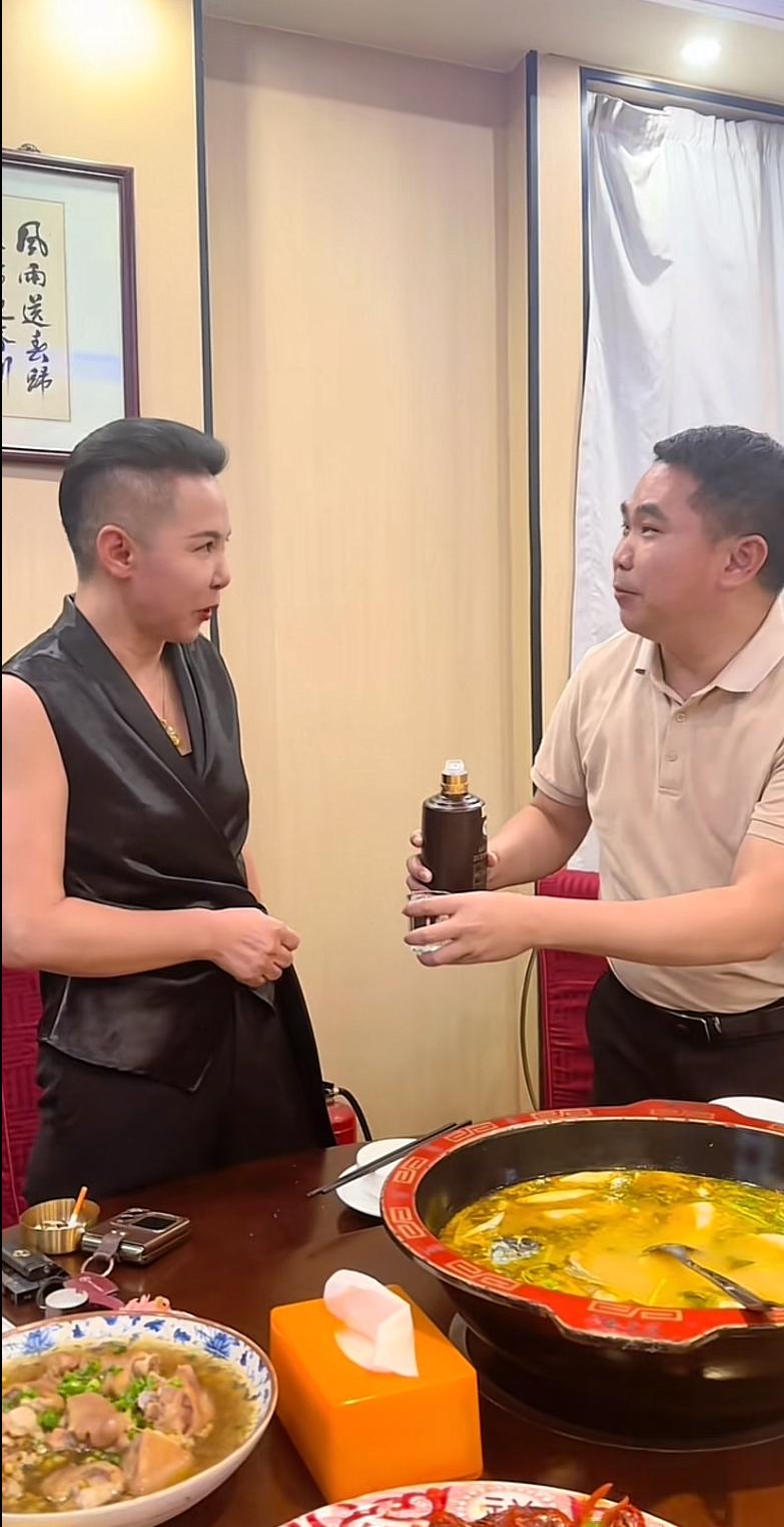 张大炮铁杆女粉丝，郭姐酒量是真厉害，二两白酒一口干。昨天她和炮哥的手下的郑主任小