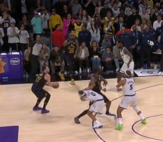 东契奇赛后：“我知道我当时是空位，但我感觉离得有点远……就试着运球再靠近一点。”