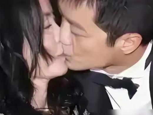 2007年慈善晚宴，36岁的李亚鹏抑制不住情绪一把搂过38岁的王菲，当众亲了上去