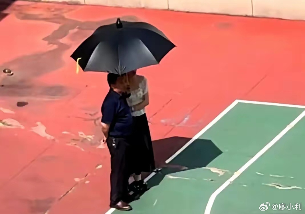 左边是女老师为同事打伞，右边是教育部长为科研人员打伞，同样是打伞，但产生的社会反