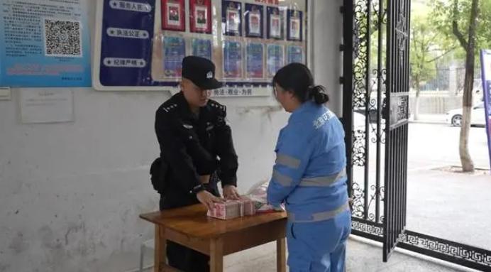 江西景德镇，一大爷跟儿子吃完早饭后，却把15万元现金当成垃圾扔掉，环卫工人捡到后
