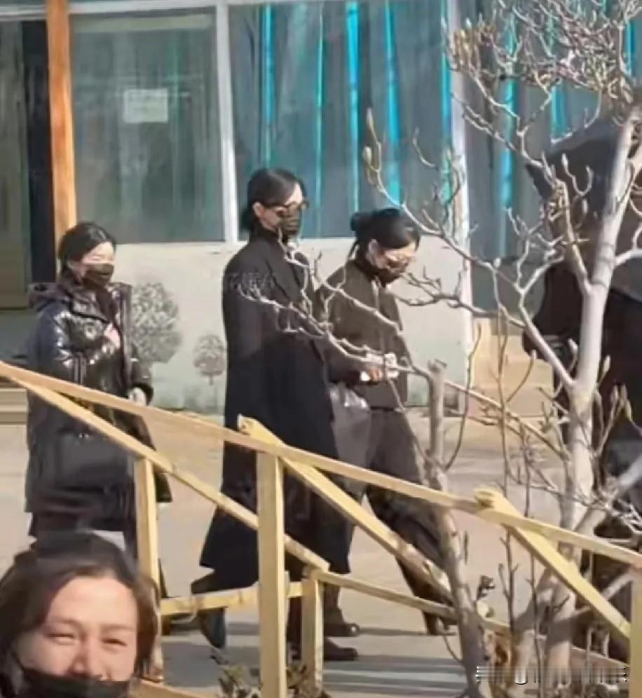 罗父的葬礼狗仔光明正大的蹭流量，一边拍一边大喊罗晋节哀唐嫣节哀，真的太没有底线了