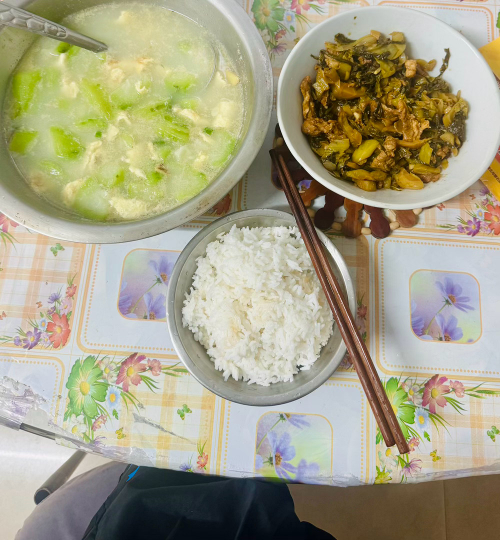 一个人的晚餐，简简单单丝瓜鸡蛋🥚汤，酸菜炒猪肉🥩 