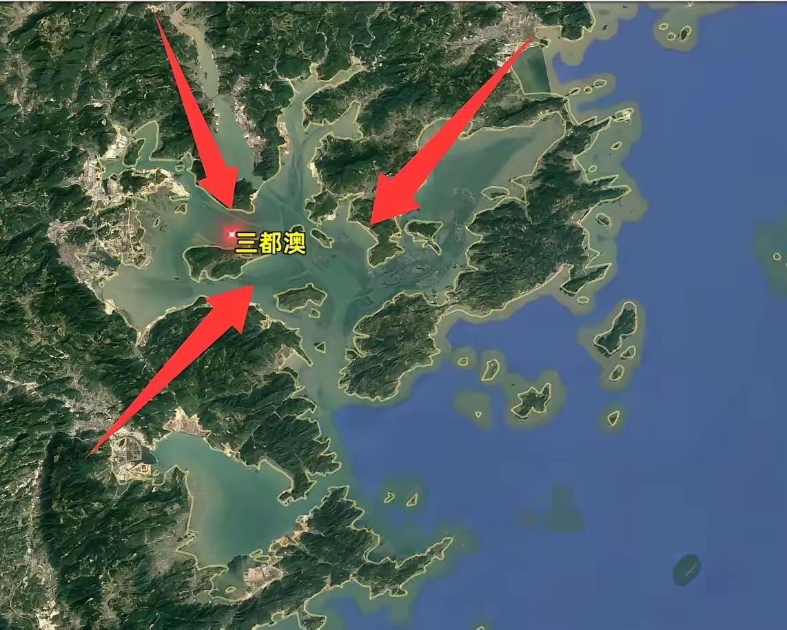 中国发现一个能停靠上百艘航母的深水港，位置太关键了！
 
说到深水港，大家可能都