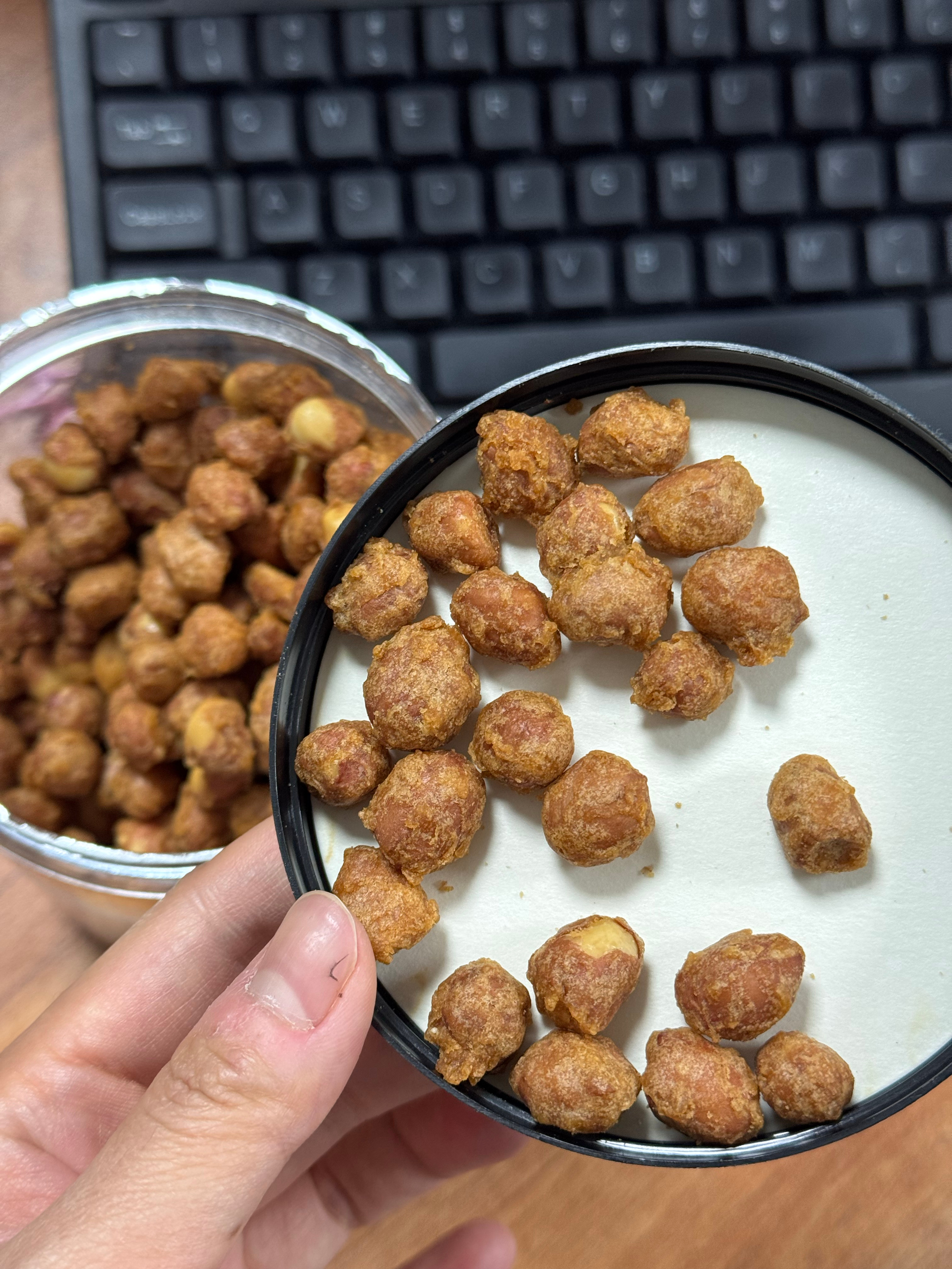 这两罐脆皮花生，大家试完上架之后就一直放桌子上我每次路过就像只老鼠要打开吃两颗，