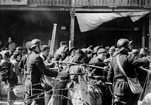 1937年左右，大上海第一交际花“上海舞后”李丽，开始陪睡名日本军官就寝，以身体