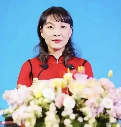 这个杜建英据说在娃哈哈挺有影响力的，因为她是职工会理事长，搜了下占股5.5%。