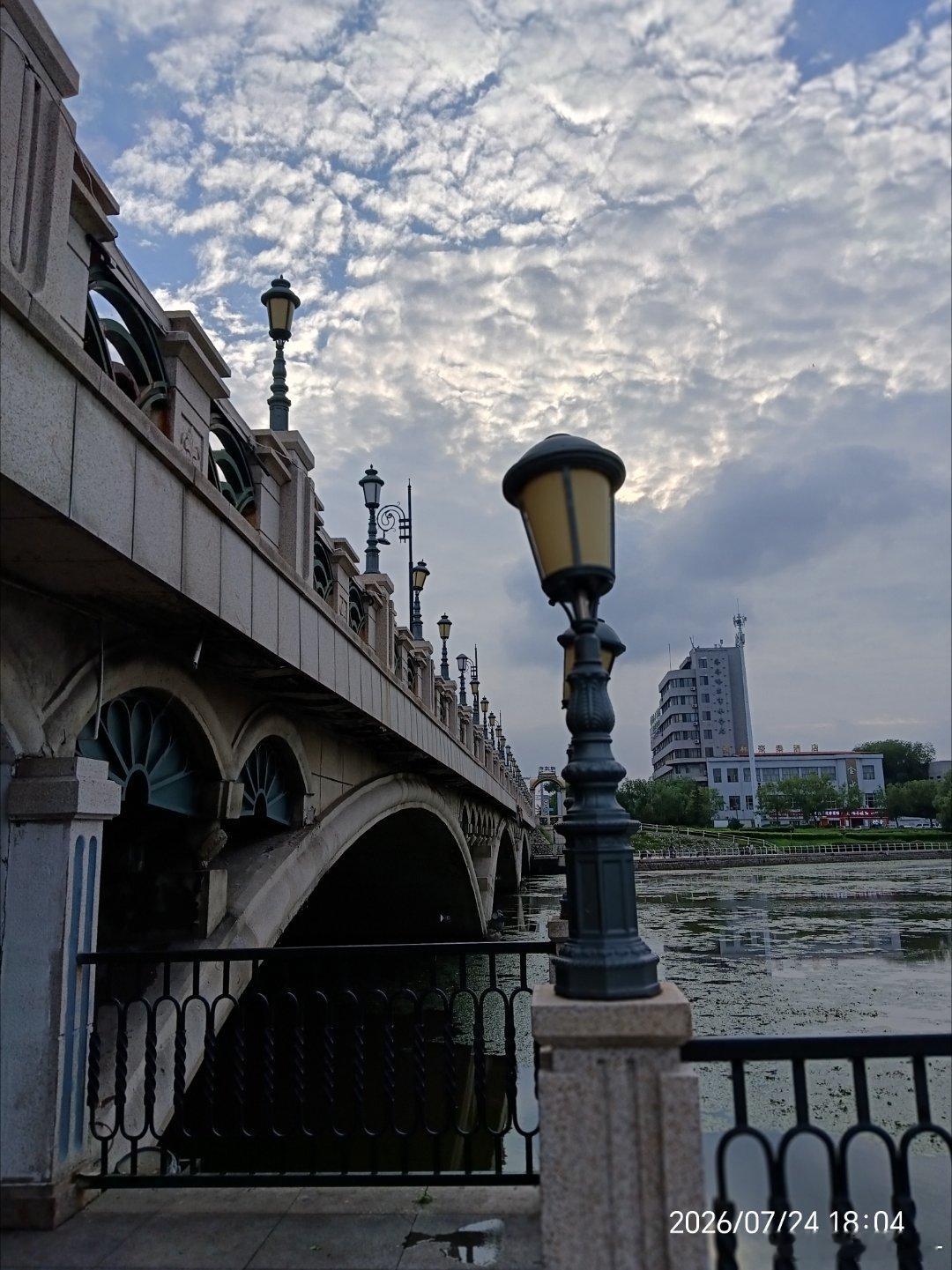好久没来家附近的湖边散步了，此时此刻阴天，湖边的景色非常美！ 齐齐哈尔