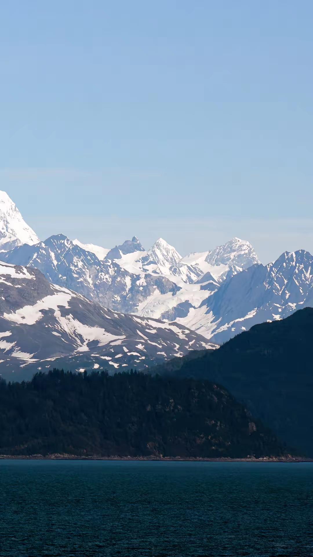 有人问，情人到底是怎么来的?
张爱玲说：“情人不是靠找，而是上天注定的。如果有，