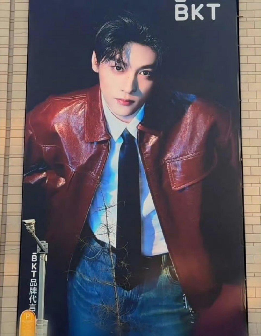 品牌方直接给了田栩宁30米的巨幅地广，流量生的待遇就是不一样啊，遇到恋情只要冷处