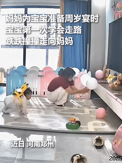 宝宝火上人民日报了！近日河南郑州，爸爸妈妈正在为孩子布置周岁宴的现场，没想到回头