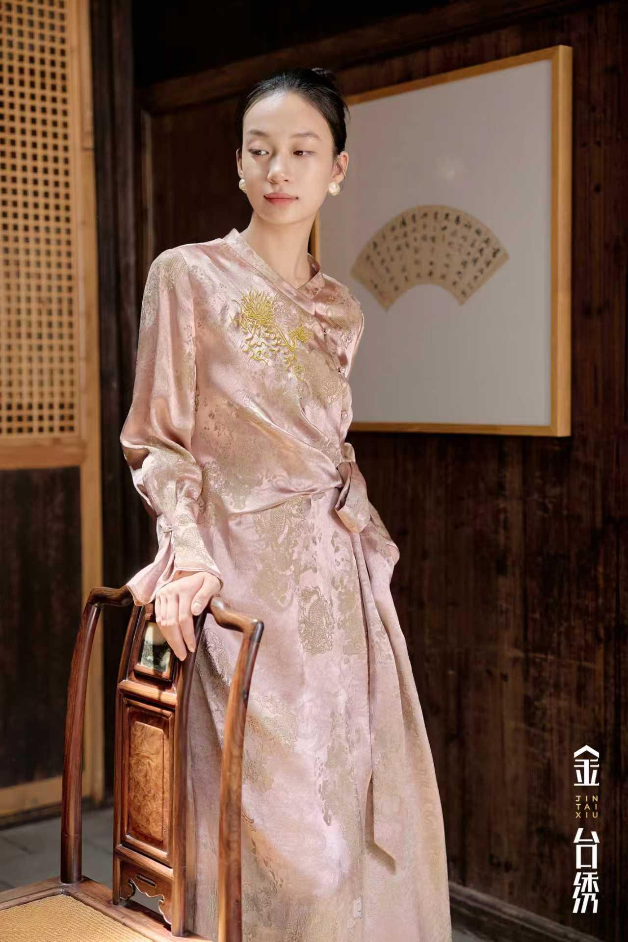光隙游弋
柔光流转，氤氲早秋光影
刚柔并济，以简练包裹身心
连衣裙
金台绣女装