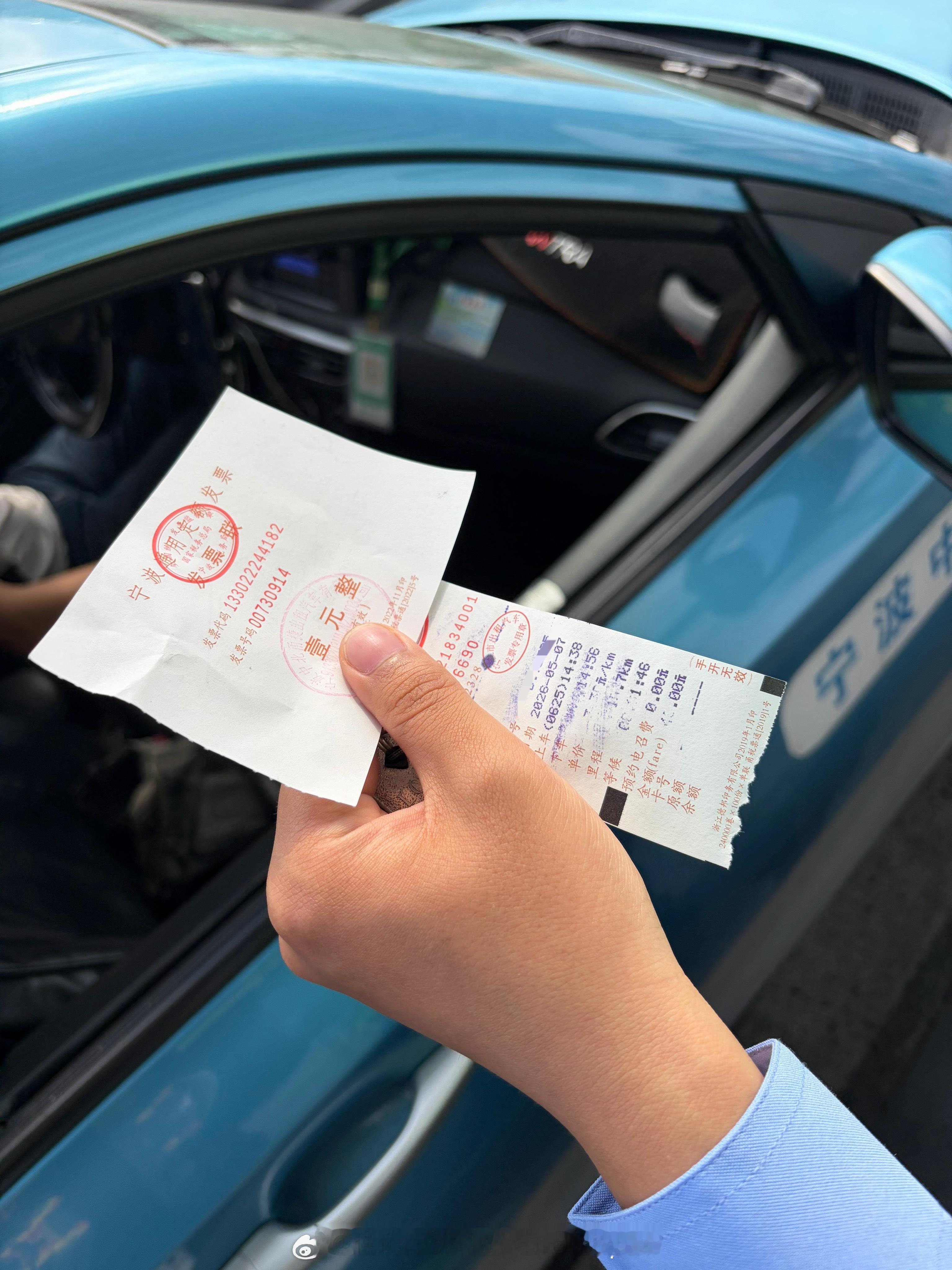 今天坐出租车从机场到高铁站，我看打表计价器显示48元，下车师傅说要加1元燃油费但