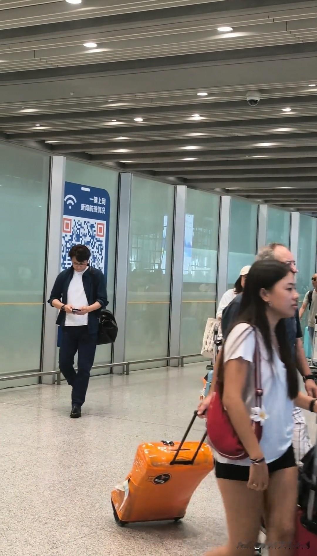 路人视角下的靳东[呲牙][呲牙][呲牙]靳东就这样出现在你面前，干干净净，没有保