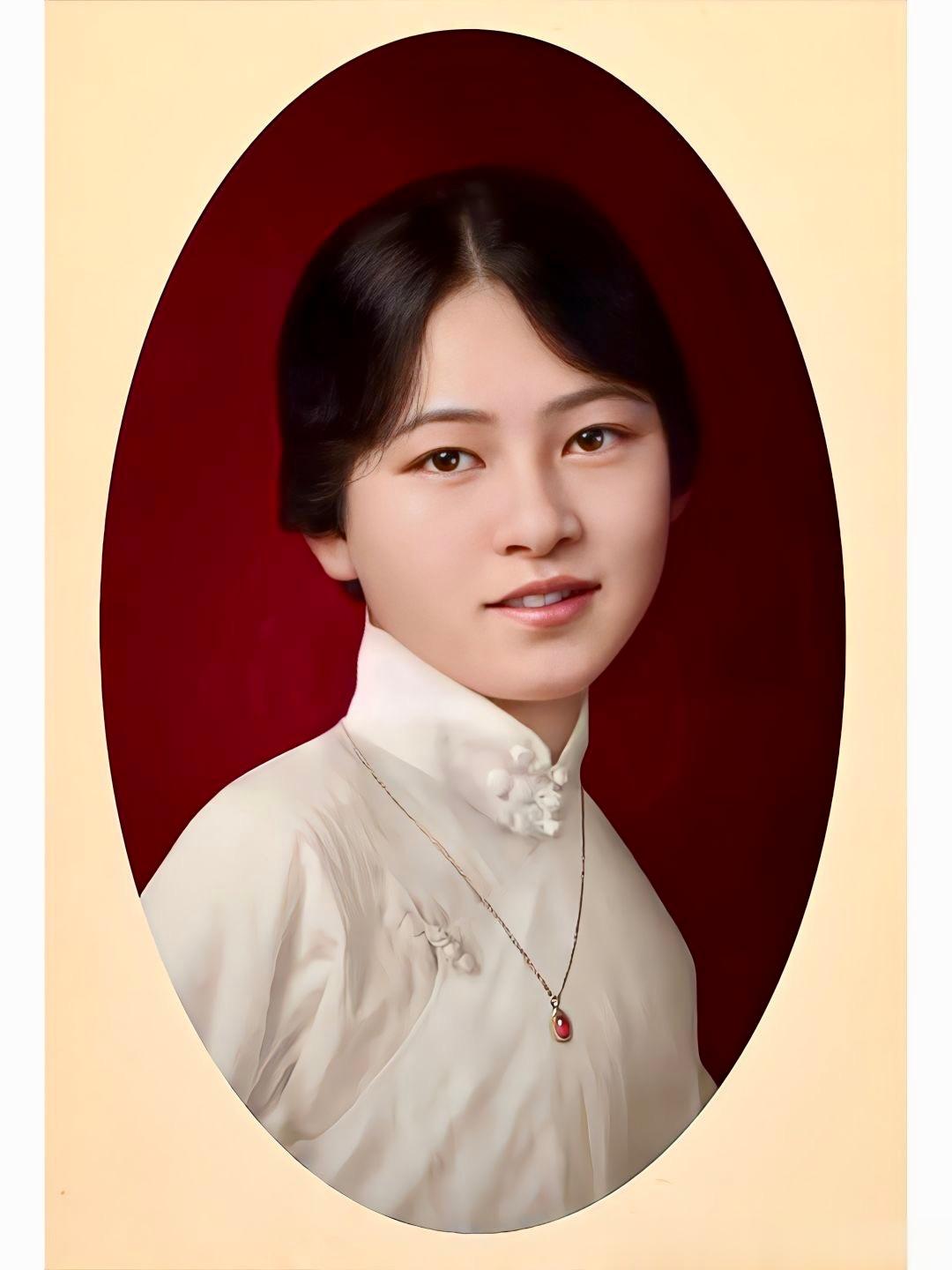 我是天空里的一片云，偶尔投影在你的波心。你不必讶异，更无须欢喜，在转瞬间消灭了踪