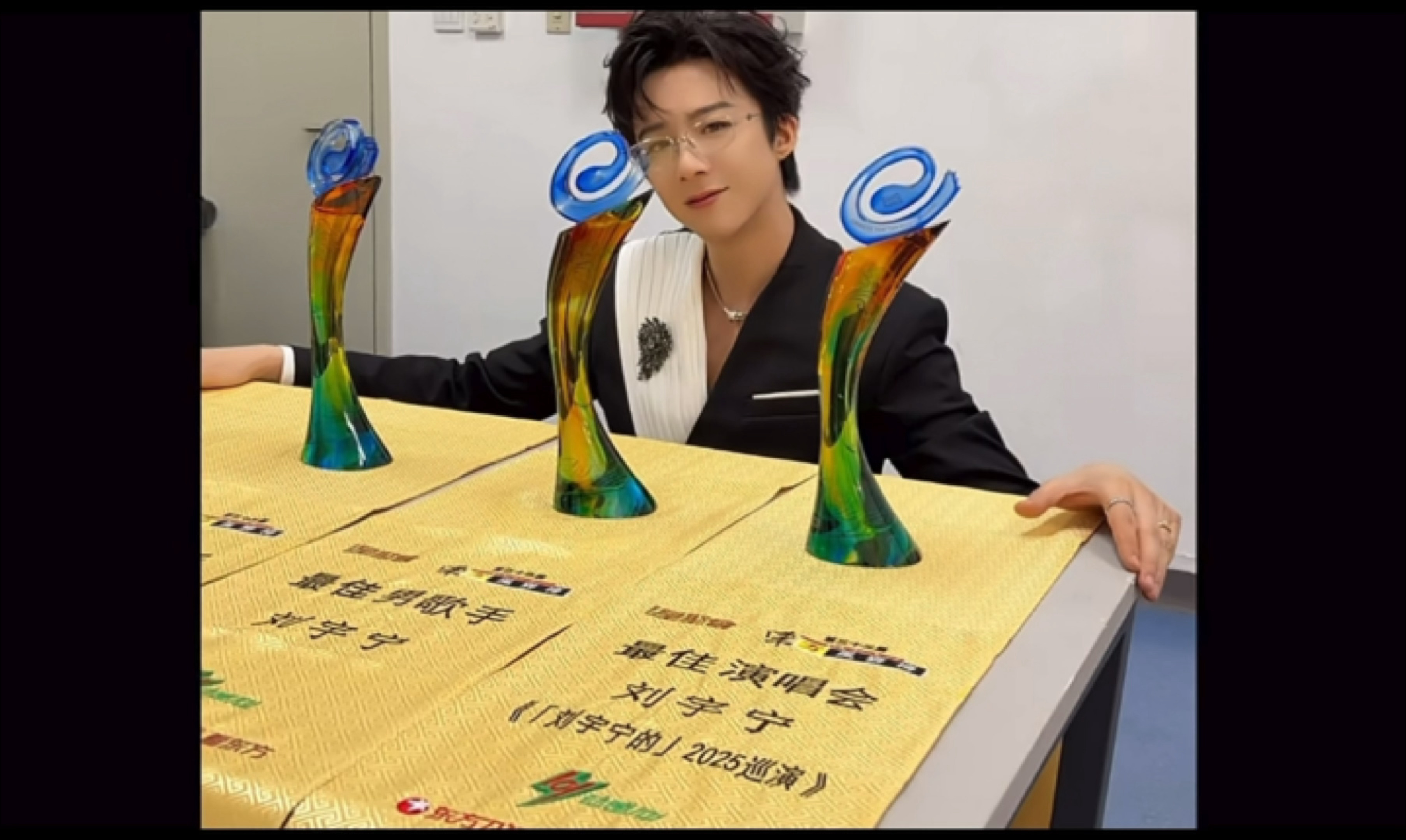 宁哥你帅的犯规了呀！小室很会拍嘻嘻～刘宇宁摩登兄弟