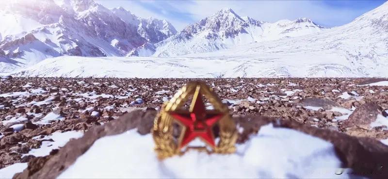 在祖国绵延的边境线上，有一群用生命丈量忠诚的守护者。喀喇昆仑的狂风中，官兵们背着