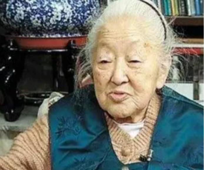 一位老太太去西单菜市场买冬笋。小贩看她穿着补丁衣服，不屑地说：“冬笋很贵的，不买