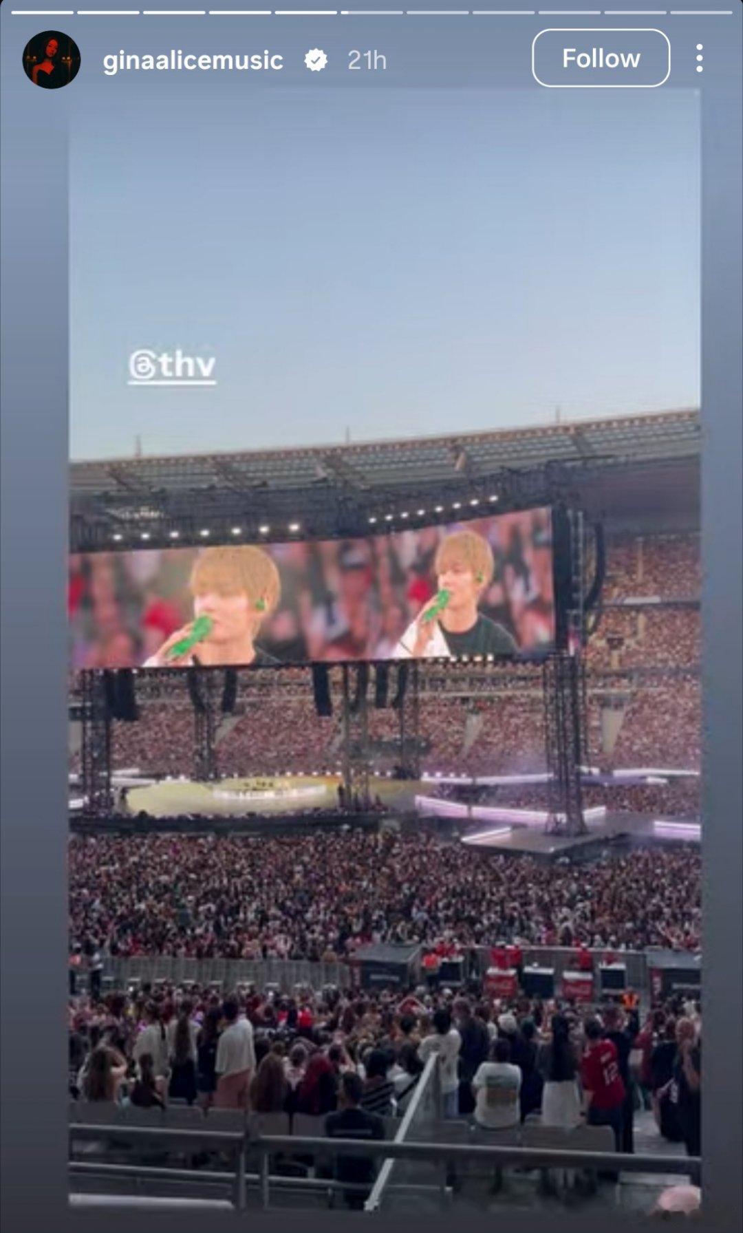 吉娜去了BTS演唱会！现场氛围超好吧还和大屏上的柾国合照了，我们BTS就这样在巴