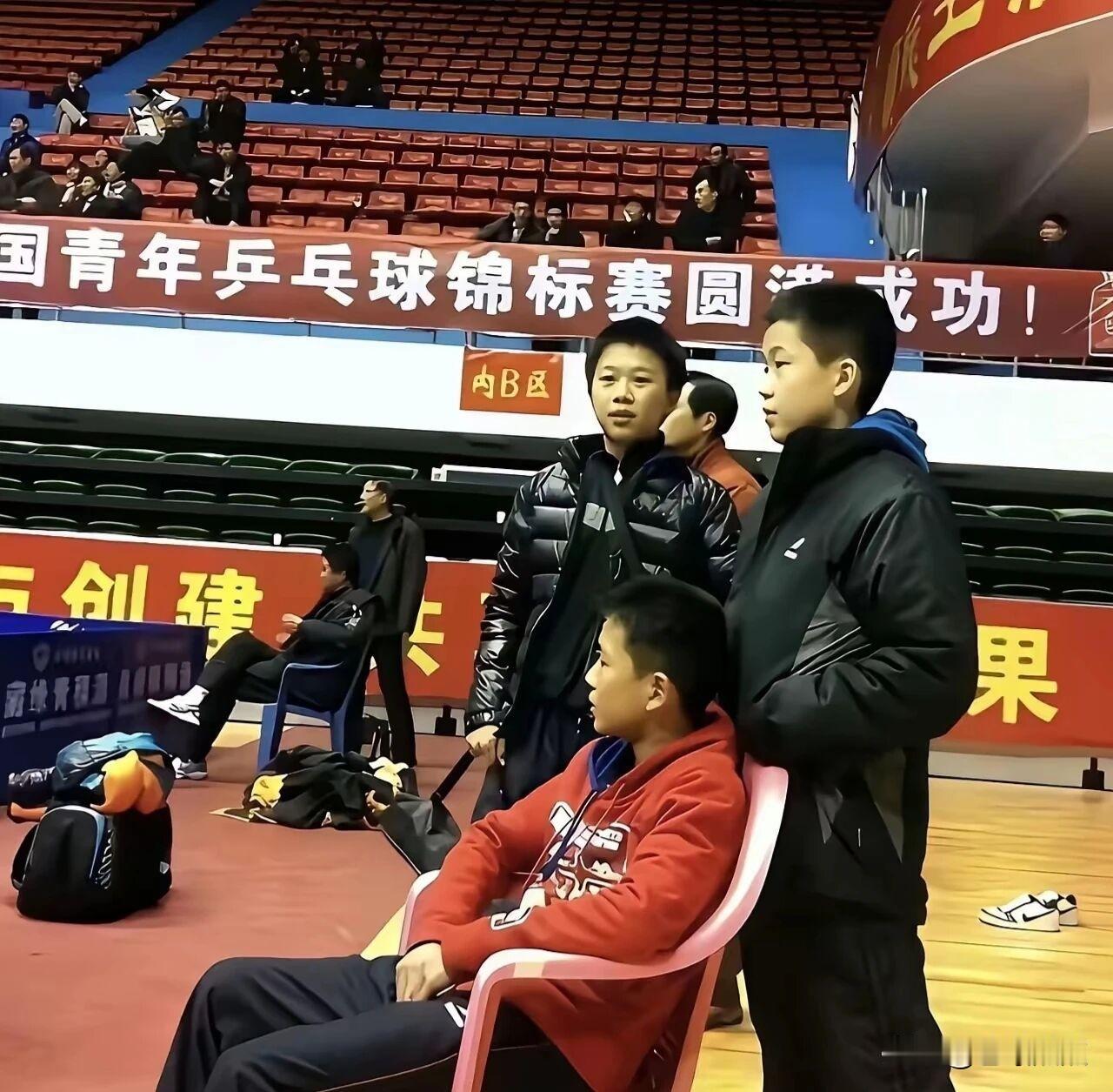 谁能想到，当年那个稚气小男孩，日后会成为国乒的顶梁柱！
小时候，脑袋大而格外显眼