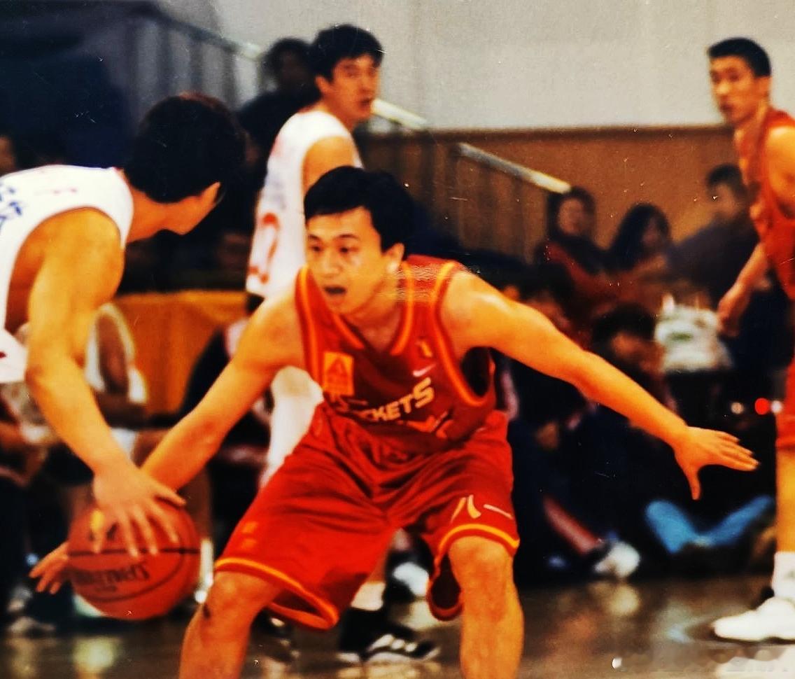 2001年6月下旬，9家男篮甲A俱乐部老总齐聚济南，研究各队装备赞助经营事宜。会